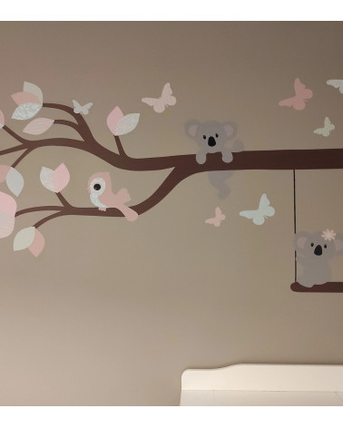 Behangsticker tak met koalabeertjes en schommel in pastelkleuren.