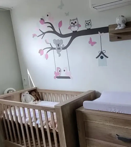 Behangsticker tak met dieren roze, groen en terracotta muurdecoratie meisjeskamer.