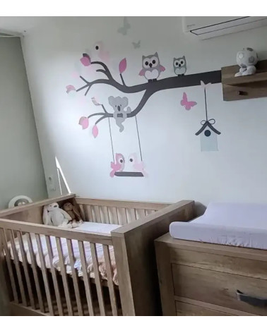 Behangsticker tak met allerlei vrolijke dieren in mintgroen en roze.