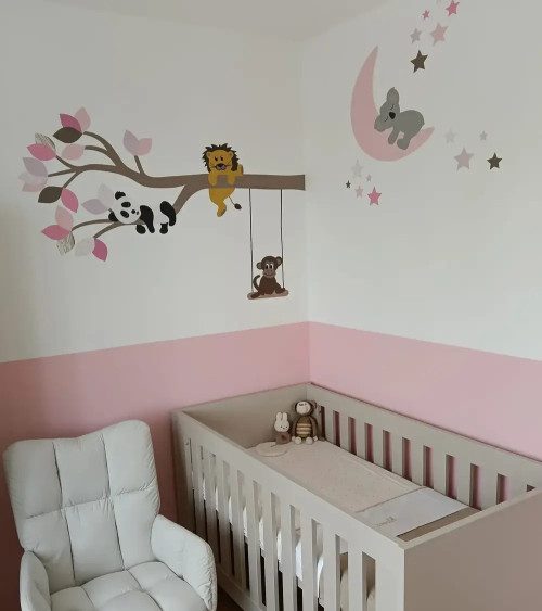 Behangsticker tak met dieren roze, groen en terracotta muurdecoratie meisjeskamer.