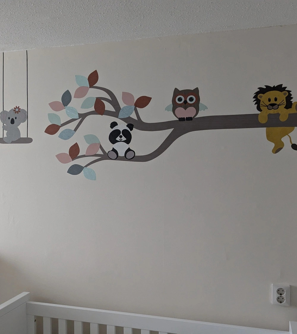 Behangsticker tak met dieren roze, groen en terracotta muurdecoratie meisjeskamer.