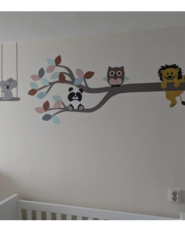 Behangsticker tak met dieren roze, groen en terracotta muurdecoratie meisjeskamer.