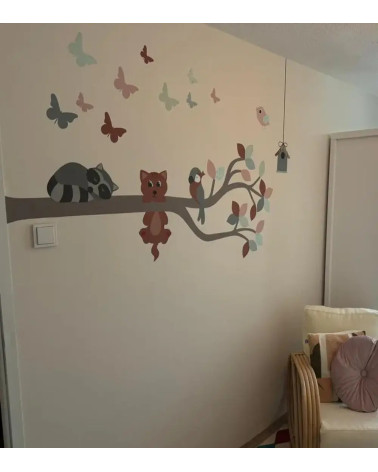 Behangsticker tak in oudroze, groen en terracotta met een klimmende poes en een slapende wasbeer en papegaai.