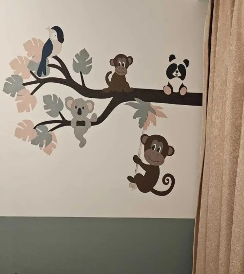 Sierlijke jungle tak meisjeskamer met slingeraap in oud roze en oud groen.