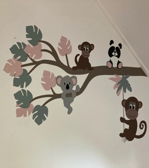 Sierlijke jungle tak meisjeskamer met slingeraap in oud roze en oud groen.