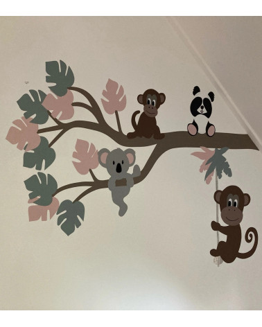 Sierlijke jungle tak meisjeskamer met slingeraap in oud roze en oud groen.