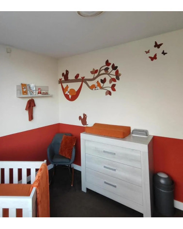 Behangsticker tak met vosje in hangmat roestrood.