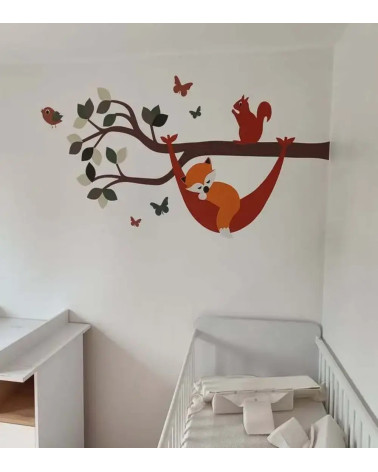 Muursticker babykamer tak met vosje in hangmat.