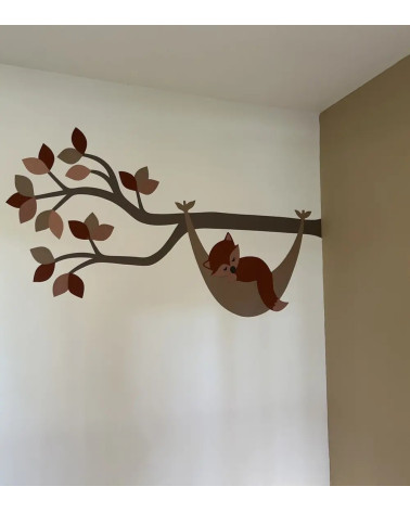Behangsticker babykamer tak met hangmat bruin tinten.
