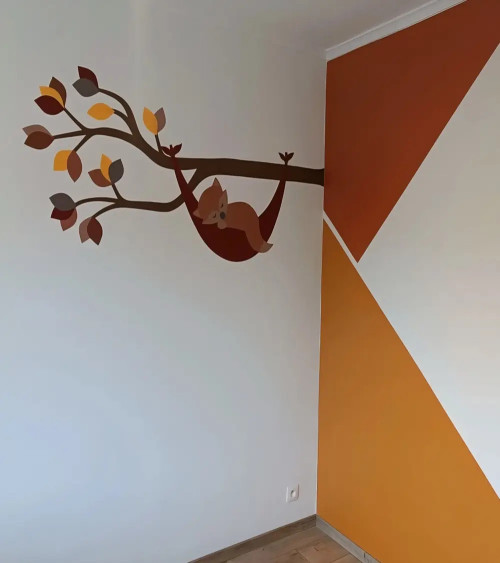 Muursticker babykamer tak met vosje in hangmat in natuurlijke groentinten.