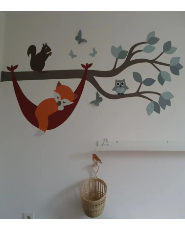 Behangsticker babykamer oudgroene tak met hangmat rood.