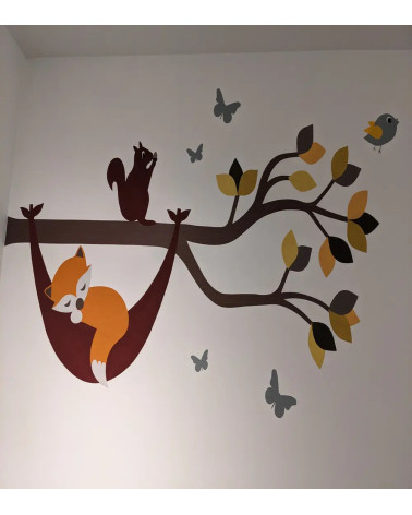 Muursticker babykamer tak met vosje in hangmat okergeel en oud groen.
