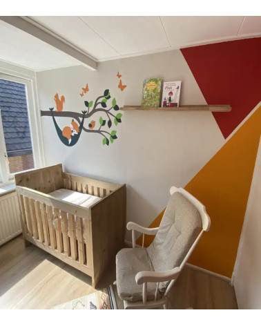 Behangsticker babykamer tak met hangmat oranje en groentinten, vrolijke babykamer.