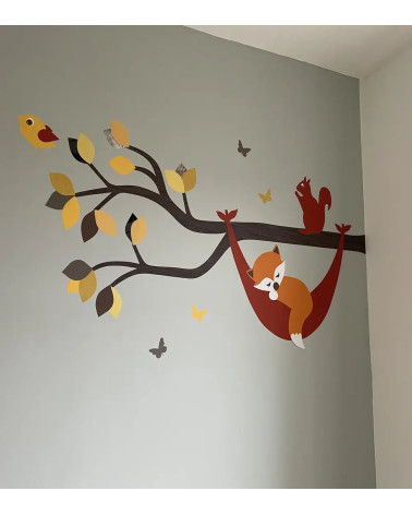 Behangsticker babykamer tak met hangmat roestrood en okergeel.