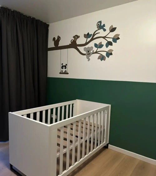 Behangsticker babykamer tak met dieren roest en terracotta.