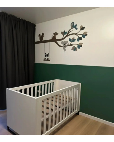Behangsticker babykamer met een tak met vrolijke dieren in de kleuren donkergroen en goud.