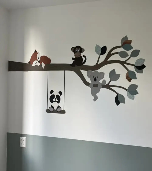 Behangsticker babykamer tak met dieren roest en terracotta.