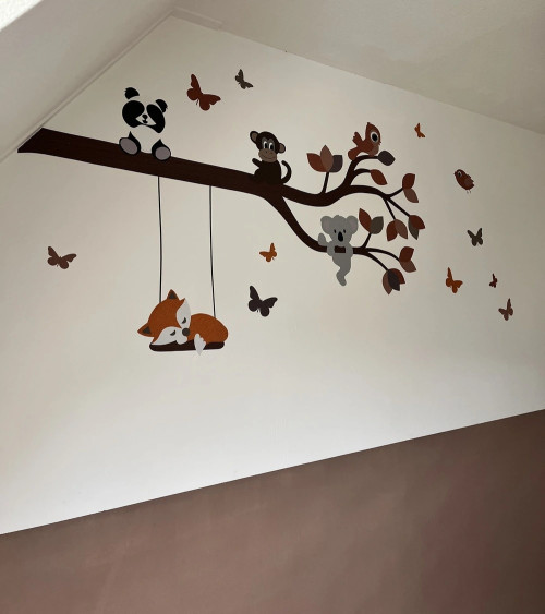 Behangsticker babykamer tak met dieren roest en terracotta.