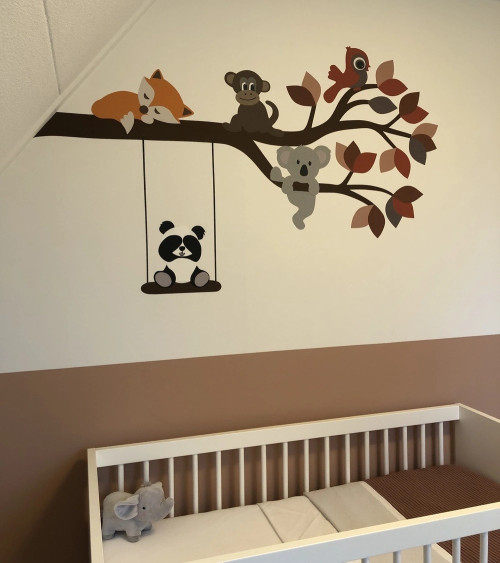 Behangsticker babykamer tak met dieren roest en terracotta.