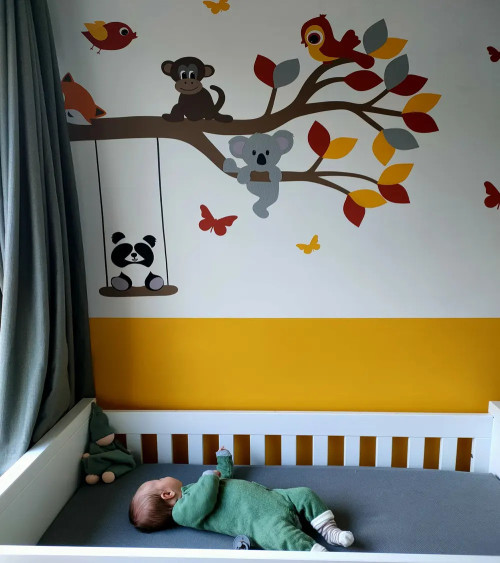 Behangsticker babykamer tak met dieren roest en terracotta.