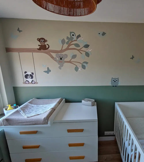 Behangsticker babykamer tak met dieren roest en terracotta.
