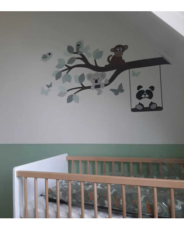Behangsticker babykamer met een tak met vrolijke dieren in mintgroen.