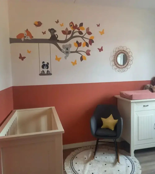 Behangsticker babykamer tak met dieren roest en terracotta.