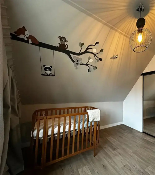 Behangsticker babykamer tak met dieren roest en terracotta.