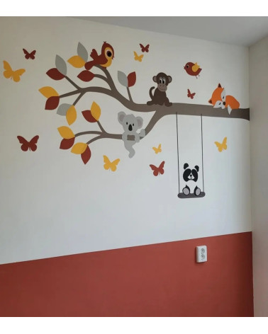 Behangsticker tak  met dieren okergeel en roestrood.