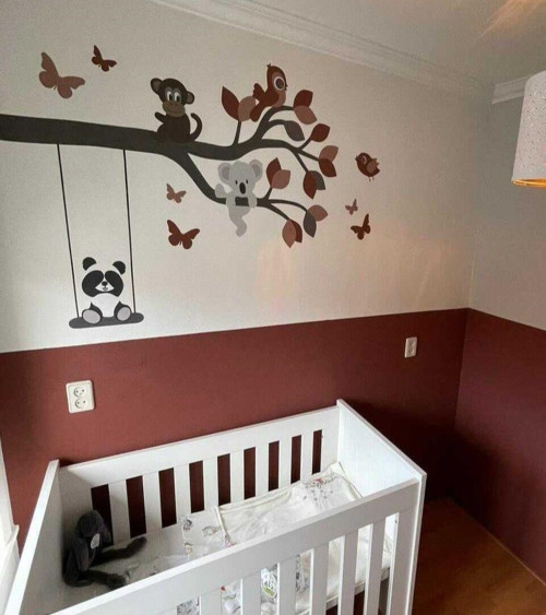 Behangsticker babykamer tak met dieren roest en terracotta.