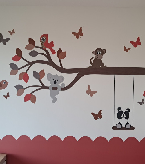 Behangsticker babykamer tak met dieren roest en terracotta.