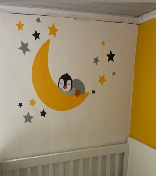 Behangsticker babykamer pinguïn op de maan okergeel en groen.