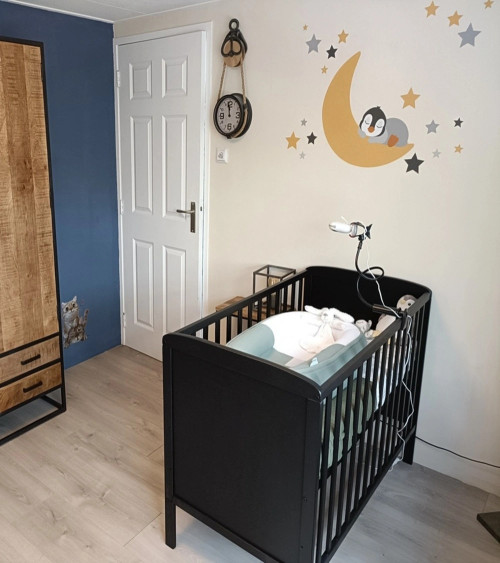 Behangsticker babykamer pinguïn op de maan okergeel en groen.