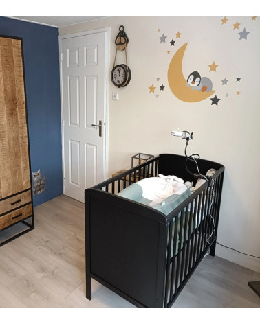 Muurdecoratie babykamer slapende pinguïn op de maan met sterren en naamletters.