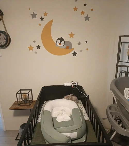 Behangsticker babykamer pinguïn op de maan okergeel en groen.