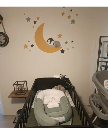 Muursticker pinguin op de maan.