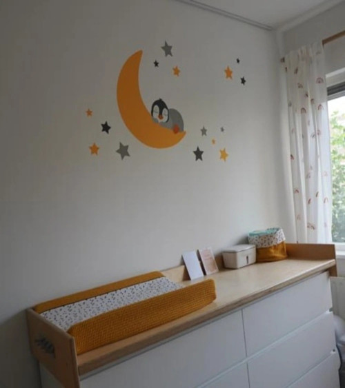 Behangsticker babykamer pinguïn op de maan okergeel en groen.
