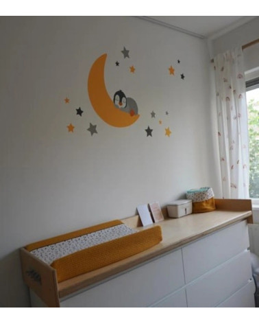 Behangsticker babykamer pinguïn op de maan okergeel en groen.