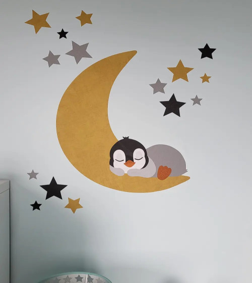Behangsticker babykamer pinguïn op de maan okergeel en groen.