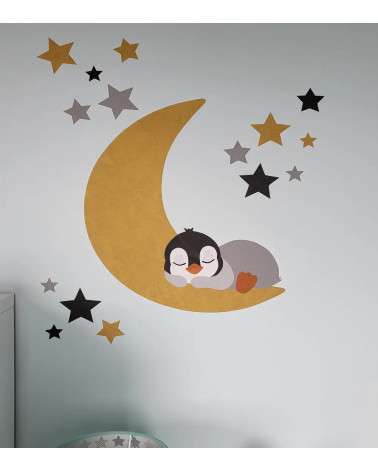 Behangsticker slapende pinguïn op de maan met sterren in kleur naar keuze.