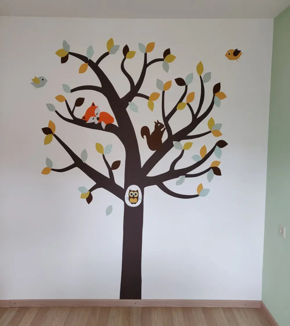 Muursticker grote uilenboom met gat in de stam natuurlijke groentinten.