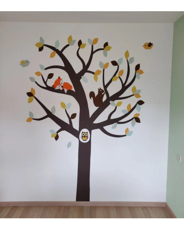 Muursticker grote uilenboom met gat in de stam natuurlijke groentinten.