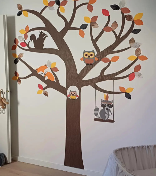 Muursticker grote uilenboom met gat in de stam natuurlijke groentinten.