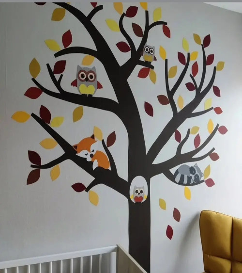 Muursticker grote uilenboom met gat in de stam natuurlijke groentinten.