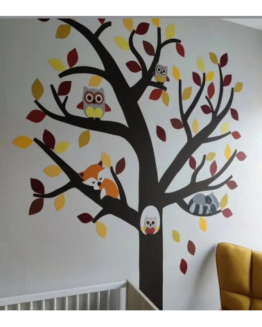 Behang muursticker boom met bosdieren in okergeel en rood.