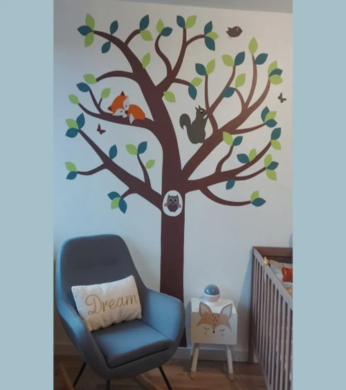 Muursticker grote uilenboom met gat in de stam natuurlijke groentinten.