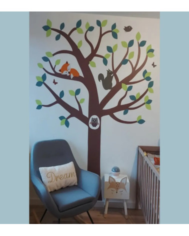Behangboom muursticker met dieren in natuurlijke groentinten.