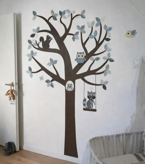 Muursticker grote uilenboom met gat in de stam natuurlijke groentinten.