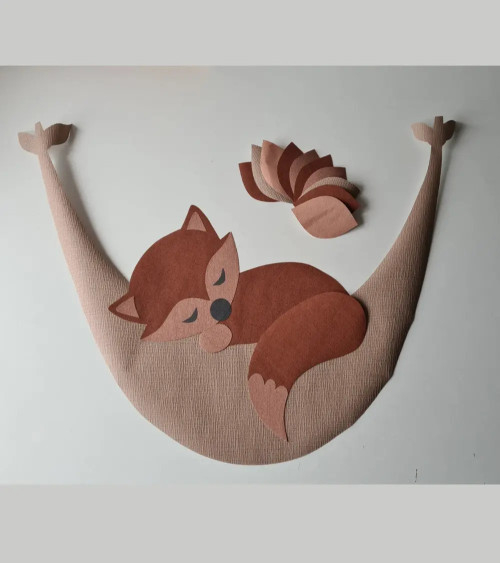 Behangsticker babykamer vosje in hangmat bruin.