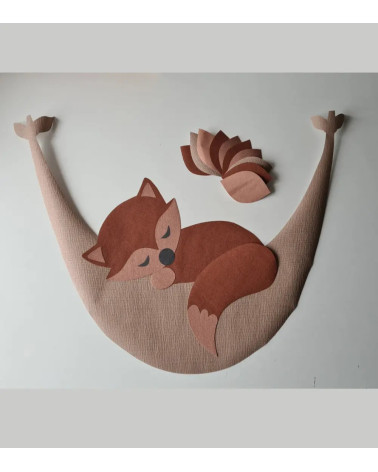 Behangsticker babykamer vosje in hangmat bruin.